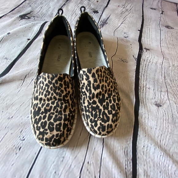 Clarks Leopard Slip on Cloudsteppers - Picture 3 of 13